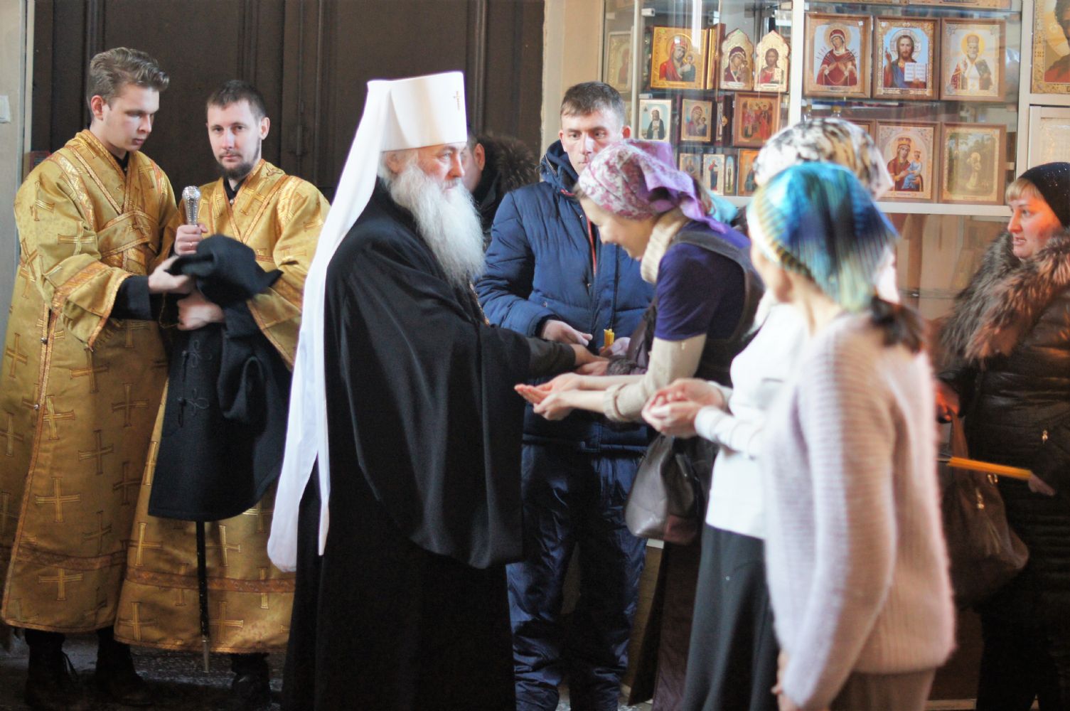 Владыка Сергий совершил вечернее богослужение с чтением акафиста в Александро-Невском Соборе