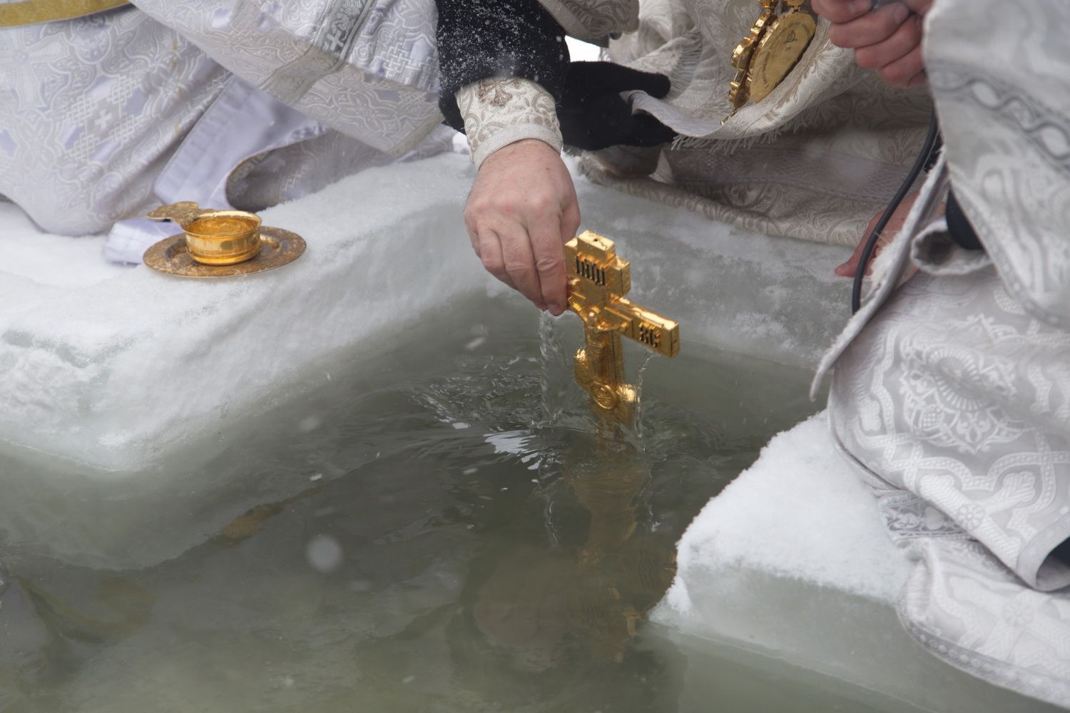Время святой воды. Купель на крещение. Освящение воды на крещение. Освящение воды в храме на крещение. Крещение Господне сещение воды.