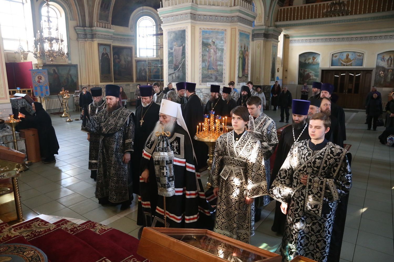 Протоиерей Андрей Басов сослужил Владыке Сергию Литургию Преждеосвященных Даров в Покровском соборе