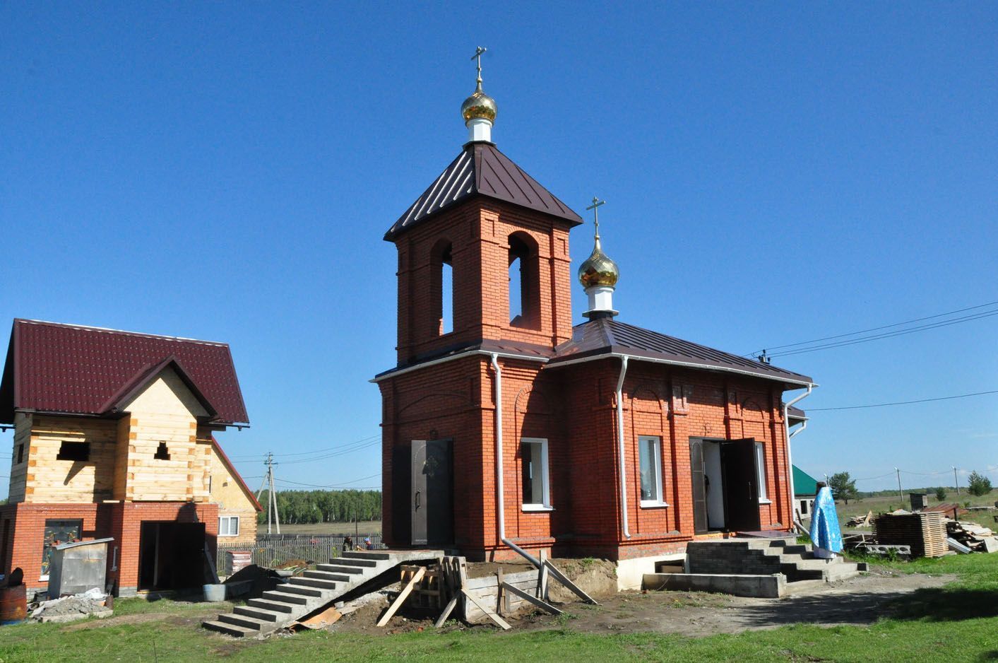 Благочинный Барнаульского городского округа протоиерей Андрей Басов сослужил Владыке Сергию чин освящения сельского храма