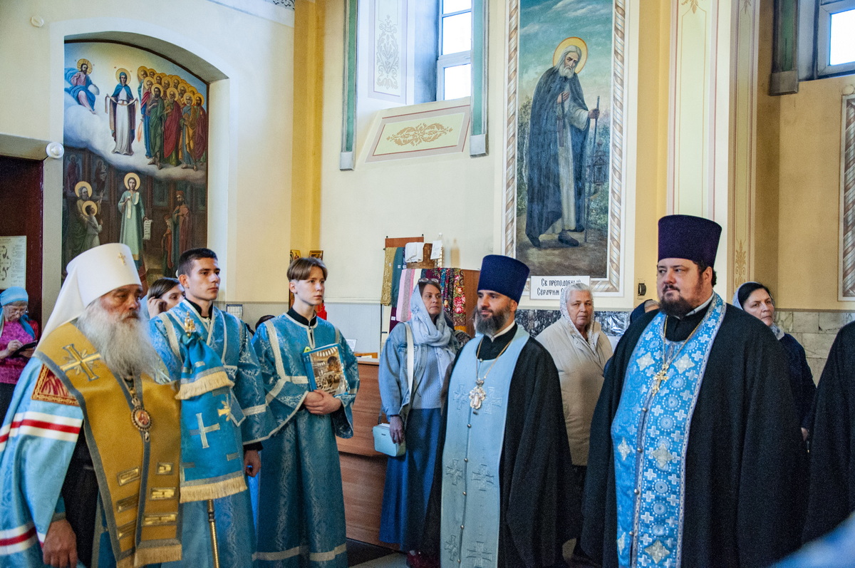 В канун праздника Покрова Пресвятой Богородицы протоиерей Андрей Басов сослужил митрополиту Сергию всенощное бдение в Покровском Соборе