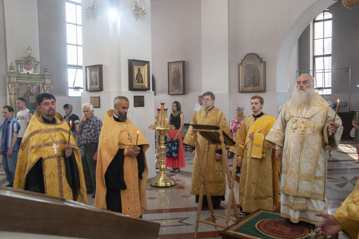 Митрополит Сергий возглавил вечернее богослужение с чтением акафиста в Александро-Невском соборе Барнаула