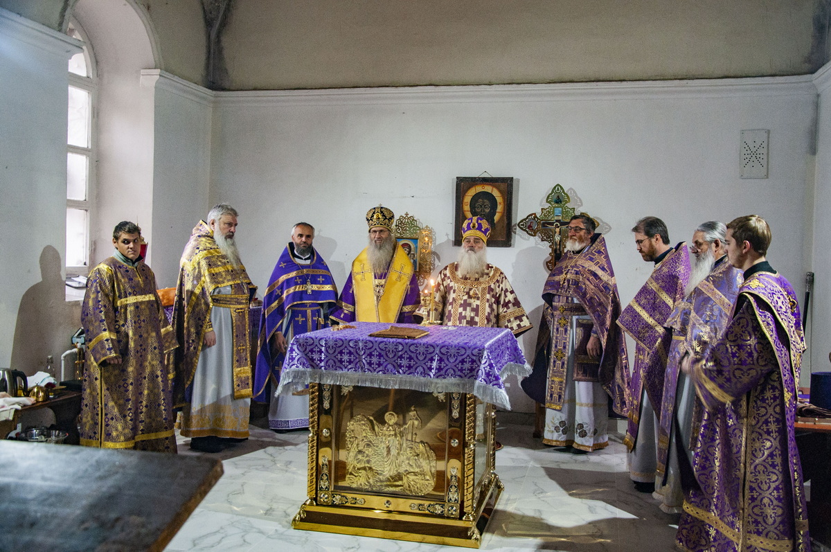 Протоиерей Андрей Басов сослужил Митрополиту Сергию праздничную Литургию в день Воздвижения Креста Господня