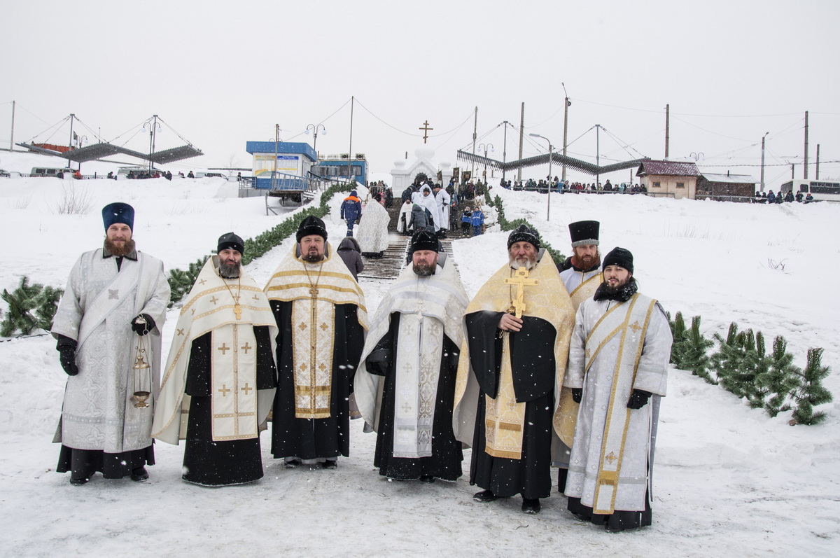 Протоиерей Андрей Басов принял участие в крестном ходу и Великом освящении вод на реке Обь