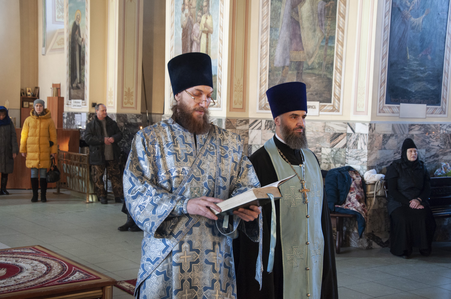 Протоиерей Андрей Басов сослужил Митрополиту Сергию всенощное бдение в Покровском Соборе
