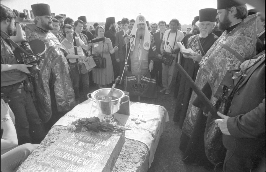 32 года назад состоялось освящение закладного камня Александро-Невского Собора