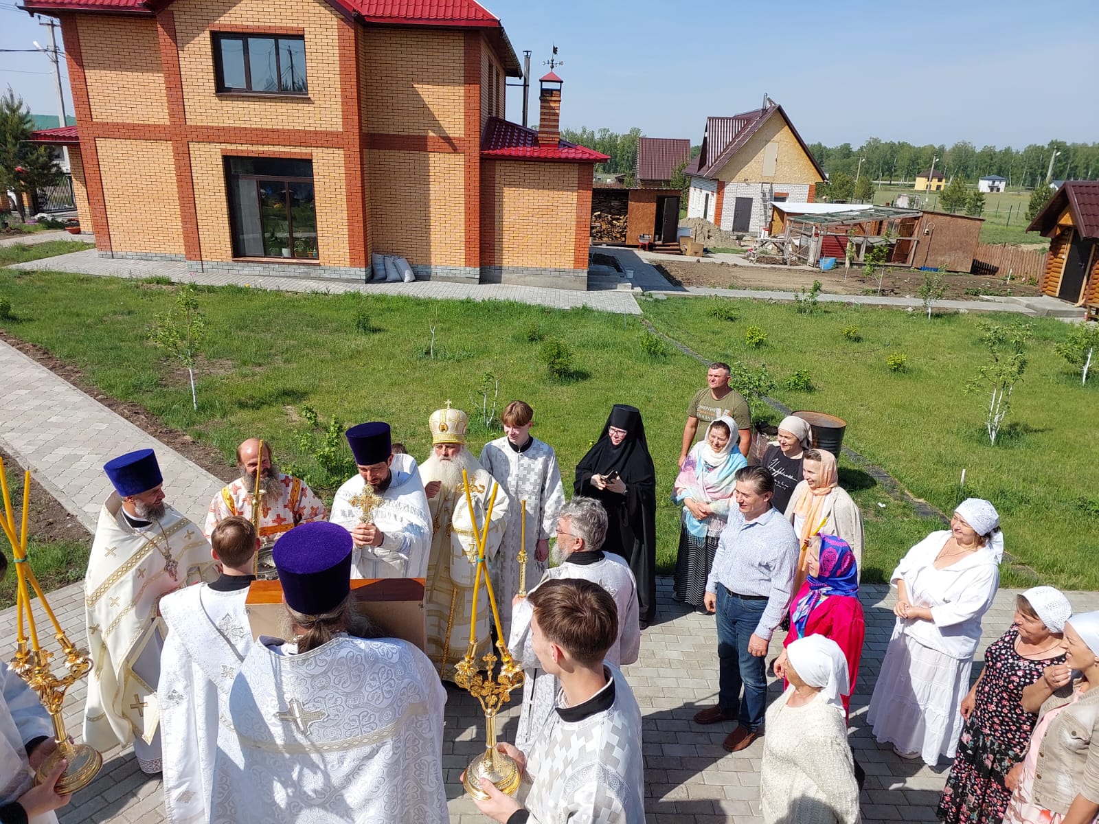 Протоиерей Андрей Басов сослужил Архипастырю Божественную литургию в пос. Рощино