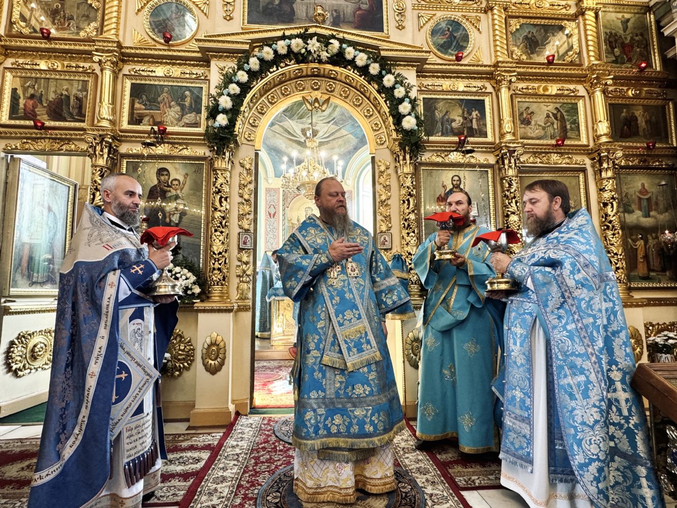 Торжественное богослужение в праздник Собора святых земли Алтайской