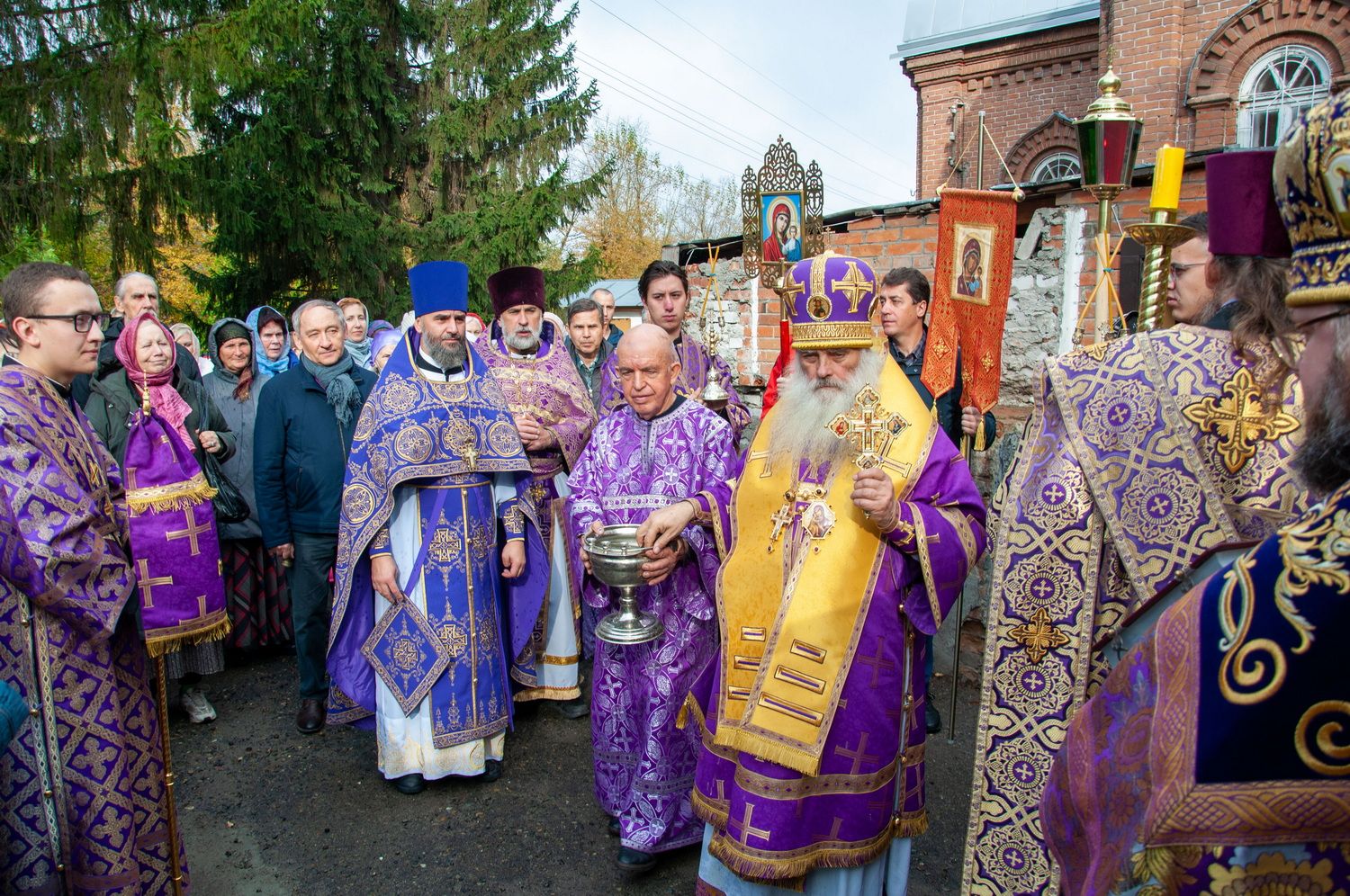 В праздник Воздвижения Честного и Животворящего Креста Господня протоиерей Андрей Басов сослужил Митрополиту Сергию Божественную Литургию